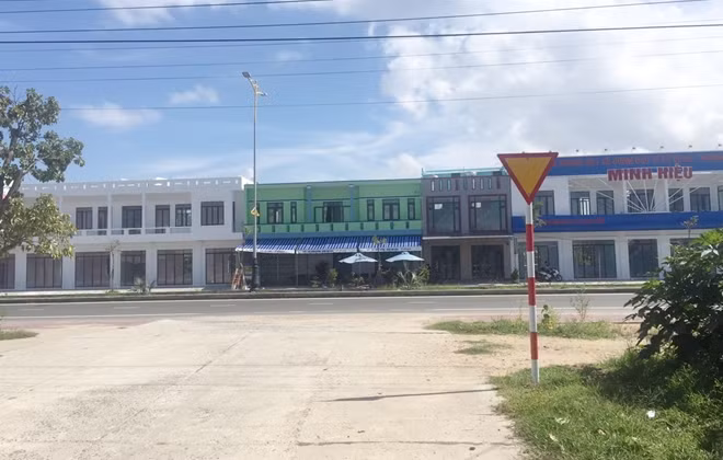 4 căn nhà xây dựng kiên cố chưa thể "bứng" được vì còn phải chờ văn bản hướng dẫn của tỉnh.