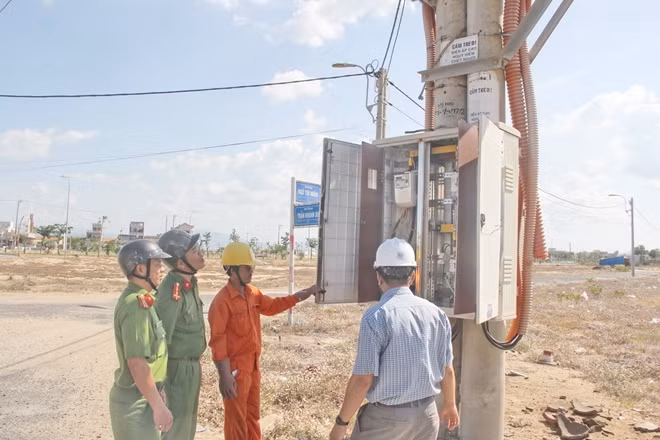 Công an phường Phú Đông cùng Điện lực TP Tuy Hòa kiểm tra hiện trạng tuyến cáp lực tổng hạ áp bị kẻ gian cắt trộm