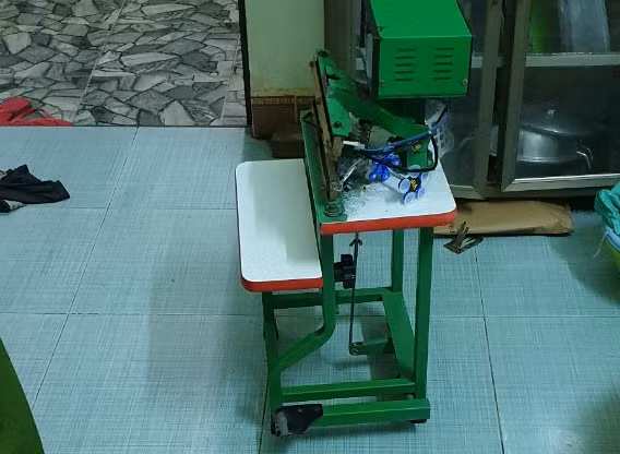Máy ép nhựa đóng gói bao bì bột ngọt giả nhãn mác được thu giữ tại nhà riêng của Phạm Minh Hoàng. Ảnh : CTV Máy ép nhựa đóng gói bao bì bột ngọt giả nhãn mác được thu giữ tại nhà riêng của Phạm Minh Hoàng. Ảnh : CTV