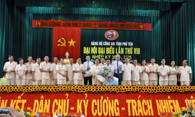 Lãnh đạo Tỉnh ủy, UBND tỉnh Phú Yên tặng hoa chúc mừng Ban chấp hành Đảng bộ Công an tỉnh Phú Yên nhiệm kỳ 2020-2025. Ảnh: Hữu Toàn