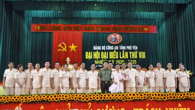 Thứ trưởng Lương Tam Quang tặng hoa chúc mừng Ban chấp hành Đảng bộ Công an tỉnh Phú Yên nhiệm kỳ 2020-2025. Ảnh: Hữu Toàn