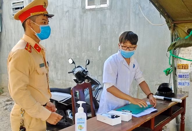 Công an phối hợp cơ quan y tế chốt chặn các đầu mối giao thông dẫn vào vùng cách ly y tế Văn Lâm 3, xã Phước Nam, huyện Thuận Nam (Ninh Thuận). Ảnh : CTV