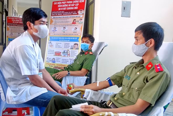 Nhiều cán bộ - chiến sĩ Công an tỉnh Phú Yên bày tỏ niềm vui và hạnh phúc khi được tham gia hiến máu tình nguyện. Ảnh: Hữu Toàn