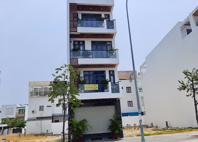 Ông Nguyễn Hữu Hạnh sử dụng phòng khách căn nhà do ông làm chủ để làm nơi "gá bạc" cho một số đối tượng đánh bạc. Ảnh : Hữu Toàn