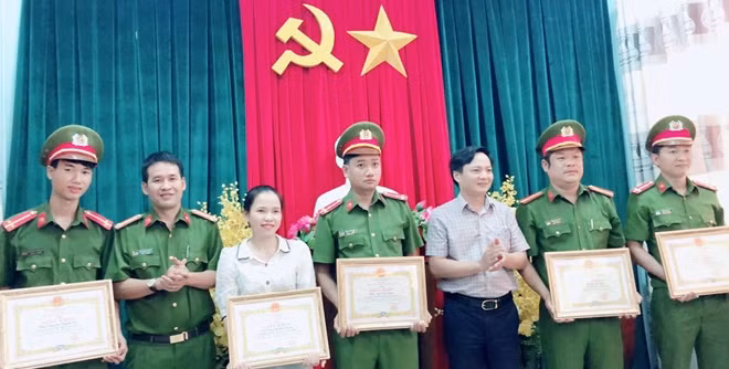 Chủ tịch UBND thị xã Đông Hòa trao giấy khen cho Đội CSHS Công an thị xã Đông Hòa cùng 4 cán bộ - chiến sĩ và 1 công dân.