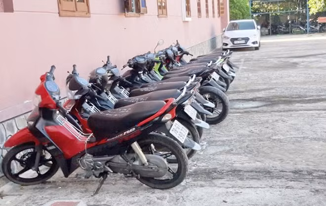 Tang vật 13 chiếc xe máy đã được Công an thị xã Đông Hòa truy thu.