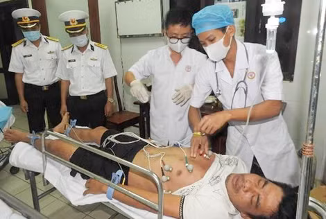 Trung tâm Y tế thị trấn Trường Sa cấp cứu kịp thời ngư dân viêm ruột thừa cấp ảnh 4