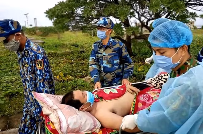Tiếp nhân ngư dân Đỗ Quốc Tâm đưa vào Bệnh xá đảo Song Tử Tây để cấp cứu và điều trị