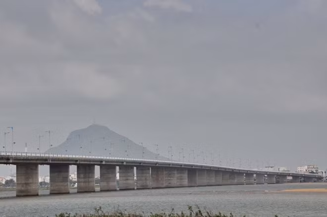 Cầu Hùng Vương bắt qua hạ lưu sông Đà Rằng - nơi trong vòng năm ngày hai người gieo mình xuống sông đã được cứu sống. Ảnh : Hữu Toàn