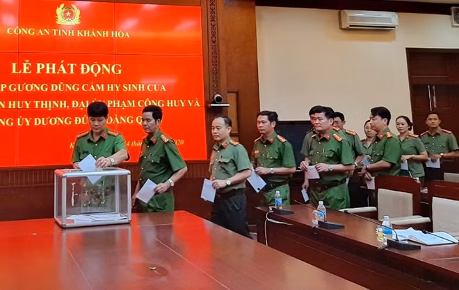 Lãnh đạo các đơn vị Công an Khánh Hòa quyên góp hỗ trợ gia đình 3 liệt sĩ công an. Ành : Hữu Toàn