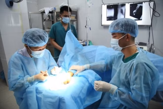 Ê kíp y - bác sĩ Trung tâm Y tế thị trấn Trường Sa phẫu thuật cấp cứu cho bệnh nhân Nguyễn Minh Hải. Ảnh : TTYT thị trấn Trường Sa