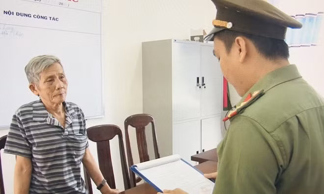 Điều tra viên Cơ quan ANĐT Công an tỉnh Phú Yên công bố lệnh bắt tạm giam bị can Phạm Hổ