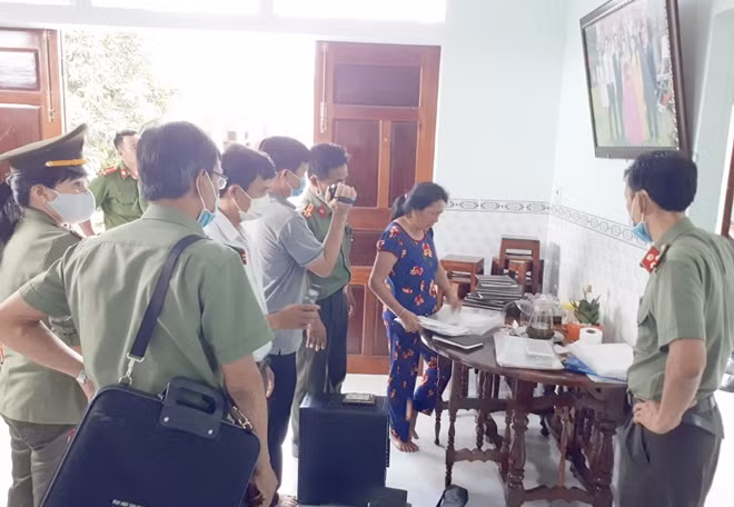 Cơ quan ANĐT Công an tỉnh Phú Yên thu giữ nhiều chứng cứ tài liệu liên quan hành vi phạm tội của Trần Thị Tuyết Diệu trước sự chứng kiến của đại diện gia đình