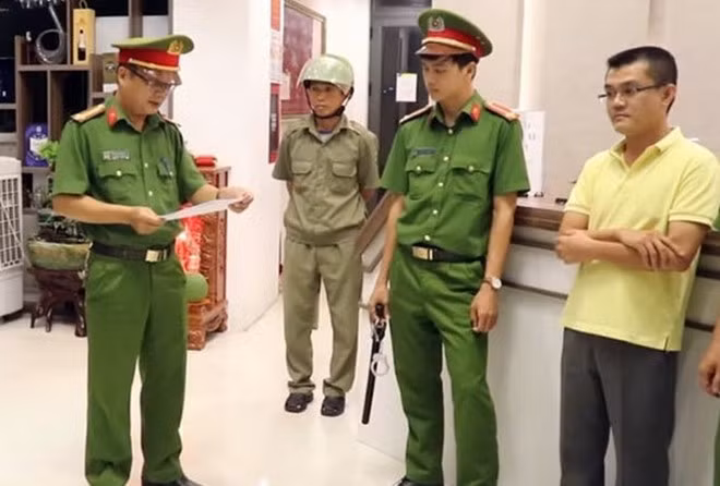 Điều tra viên Cơ quan CSĐT Công an tỉnh Ninh Thuận công bố lệnh bắt tạm giam bị can Nguyễn Hữu Vinh. Ảnh : CTV