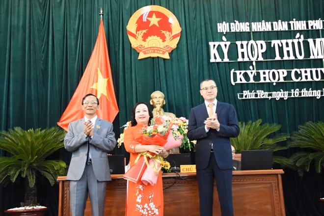 Bí thư Tỉnh ủy và Phó Chủ tịch thường trực HĐND tỉnh Phú Yên chúc mừng tân Chủ tịch HĐND tỉnh Phú Yên Cao Thị Hòa An (giữa)