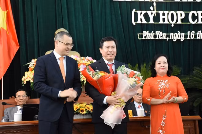 Bí thư Tỉnh ủy Phú Yên và Phó Bí thư thường trực Tỉnh ủy, Chủ tịch HĐND tỉnh Phú Yên chúc mừng tân Chủ tịch UBND tỉnh Phú Yên Trần Hữu Thế (giữa)