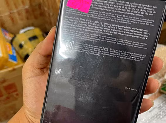 Điện thoại iPhone 12 Pro Max khi đóng gói bưu phẩm tại dịch vụ J&T Express tại TP Cam Ranh.