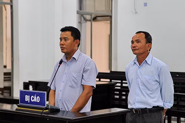 Hai bị cáo Võ Thành Toản và Triệu Công Tấn tại phiên xử phúc thẩm của TAND tỉnh Khánh Hòa ngày 11-5. Ảnh : N.V