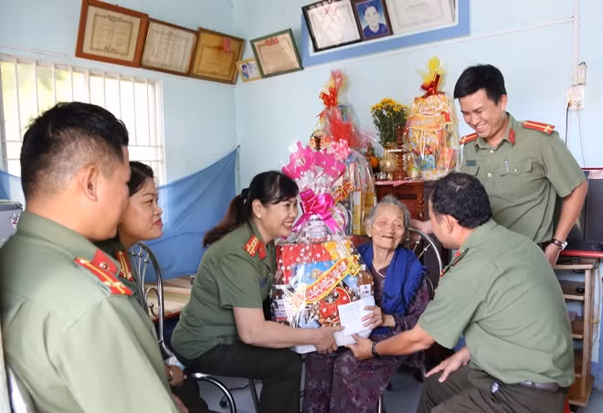 Đại tá Nguyễn Thị Vinh - Trưởng Phòng Công tác Đảng, Công tác chính trị Công an tỉnh Ninh Thuận tặng quà cho mẹ Việt Nam Anh hung Nguyễn Thị Thiểu. Ảnh : Nguyên Vũ