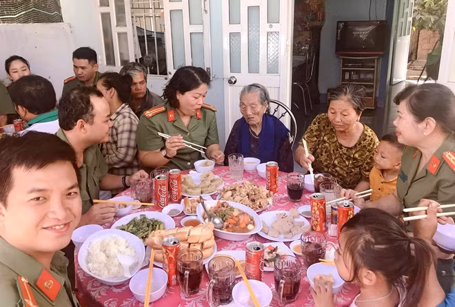 "Bữa cơm tất niên - Ấm tình lòng mẹ" do Đoàn thanh niên Công an tỉnh Ninh Thuận tổ chức. Ảnh : Nguyên Vũ