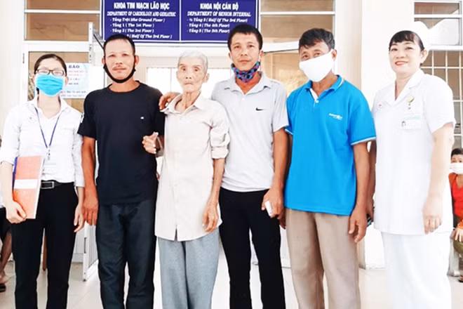 Người thân xúc động khi gặp lại cụ Hoàng Thế Tuấn.