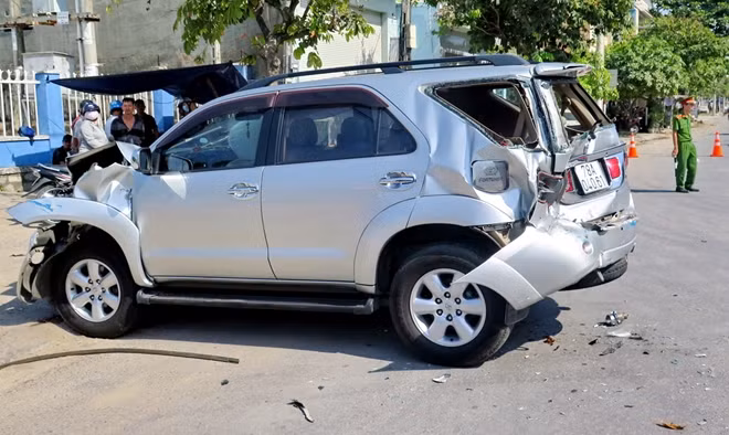 Đầu và đuôi xe ô tô du lịch móp méo, vỡ nát nhiều linh kiện