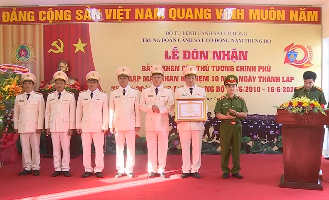 Thừa ủy quyền của Thủ tướng Chính phủ, Trung tướng Phạm Quốc Cương - Tự lệnh CSCĐ trao bằng khen của Thủ tướng cho Trung đoàn CSCĐ Nam Trung bộ