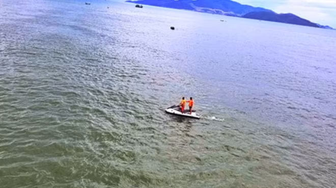 Vận hành ca nô tìm kiếm dấu tích nam thanh niên nhảy cầu Trần Phú tự vẫn