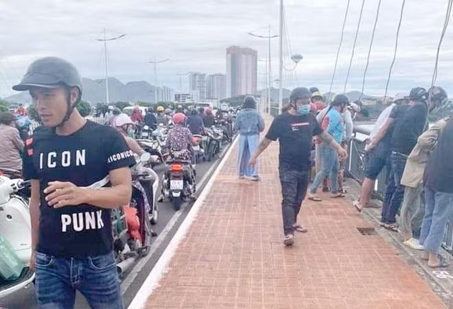 Nhiều người dân hiếu kỳ dừng lại trên cầu Trần Phú để tìm hiểu vụ việc