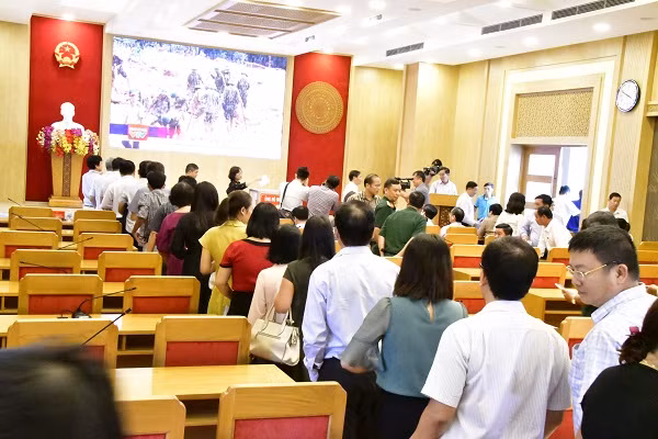 Đại biểu tham dự lễ phát động đã tham gia ủng hộ các tỉnh miền Trung khắc phục hậu quả thiên tai lũ lụt. Ảnh: Minh Ngọc Đại biểu tham dự lễ phát động đã tham gia ủng hộ các tỉnh miền Trung khắc phục hậu quả thiên tai lũ lụt. Ảnh: Minh Ngọc
