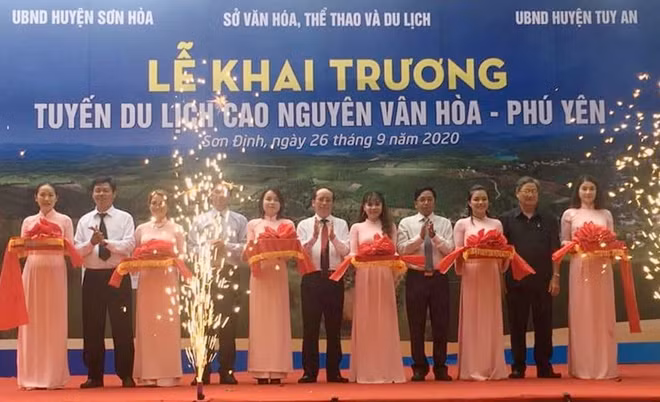 Phó Chủ tịch UBND tỉnh Phú Yên - ông Phan Đình Phùng cùng các đại biểu cắt bằng khai trương tuyến du lịch cao nguyên Vân Hòa