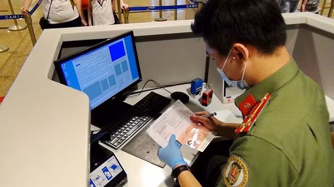 Cán bộ - chiến sĩ Công an cửa khẩu cảng hàng không quốc tế Cam Ranh luôn chủ động thực hiện các biện pháp phòng, chống dịch bệnh COVID-19 khi tiếp xúc những người làm thủ tục xuất nhập cảnh