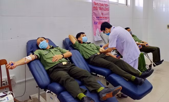 80 đoàn viên, thanh niên Công an tỉnh Ninh Thuận tình nguyện hiến tặng 76 đơn vị máu tại Bênh viện Đa khoa Ninh Thuận để phục vụ hoạt động phòng, chống dịch CIVID-19