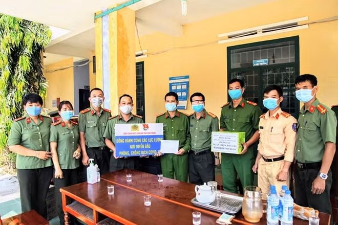 Tuổi trẻ Công an tỉnh Ninh Thuận trao tặng quà cho đồng đội tại cơ sở cách ly tập trung ở Trung đoàn 896 và địa bàn cách ly y tế thôn Văn Lâm 3, xã Phước Nam, huyện Thuận Nam. Ảnh : Nguyên Vũ
