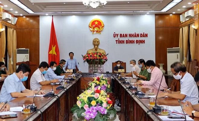 Chủ tịch UBND tỉnh Bình Định chủ trì cuộc họp triển khai các biện pháp cấp bách phòng, chống dịch bệnh COVID-19 . Ảnh : CTV