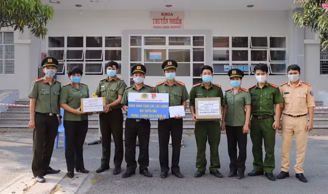 Tuổi trẻ Công an tỉnh Ninh Thuận tặng quà cho đồng đội nơi tuyến đầu chống dịch COVID-19 tại hai khu cách ly tập trung ở Bệnh viện Đa khoa và Cơ sở 2 Bệnh viện Y dược cổ truyền Ninh Thuận. Ảnh : Nguyên Vũ