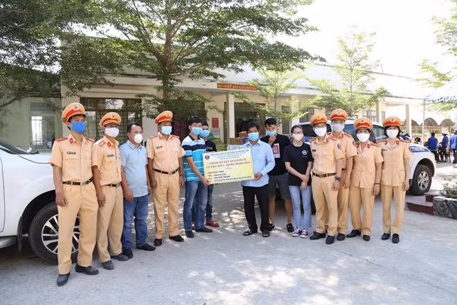 Chi đoàn thanh niên Phòng CSGT Công an tỉnh Ninh Thuận trao tặng quà cho người dân địa bàn cách ly y tế thôn Văn Lâm 3, xã Phước Nam, huyện Thuận Nam.