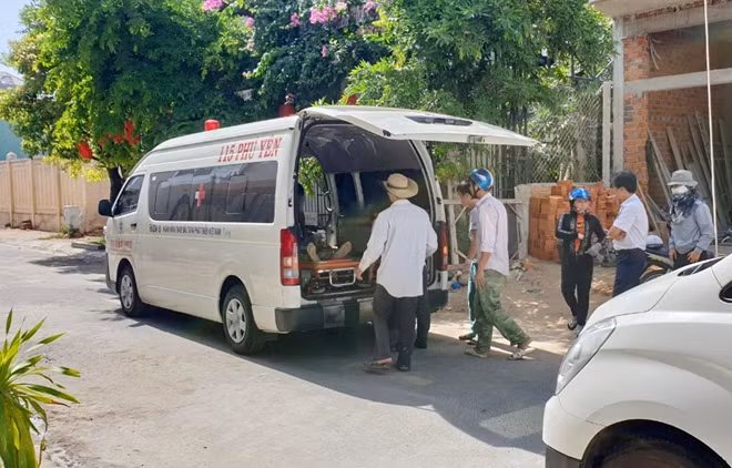 Đưa nạn nhân lên xe cứu thương của Trung tâm cấp cứu 115 Phú Yên