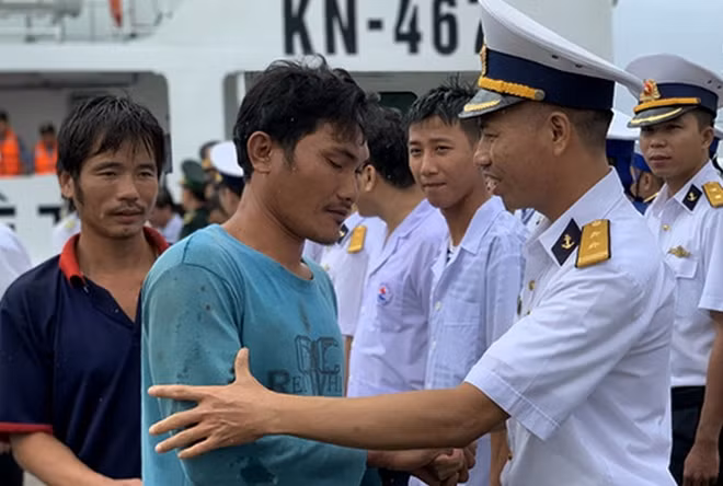 Đại diện Bộ Tư lệnh Vùng 4 Hải quân thăm hỏi, động viên 11 ngư dân được đưa về đất liền. Ảnh : CTV