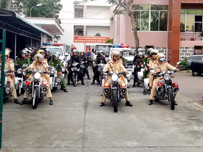 CSGT -TT Công an TP Tuy Hòa khởi đầu một cuộc tuần tra. Ảnh : Hữu Toàn