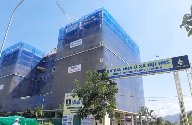 Dự án nhà ở xã hội HQS còn đang xây dựng dang dở nhưng chủ đầu tư đã huy động vốn dưới hình thức đặt cọc mua nhà nên đã bị Sở Xây dựng Khánh Hòa "tuýt còi". Ảnh : Hữu Toàn