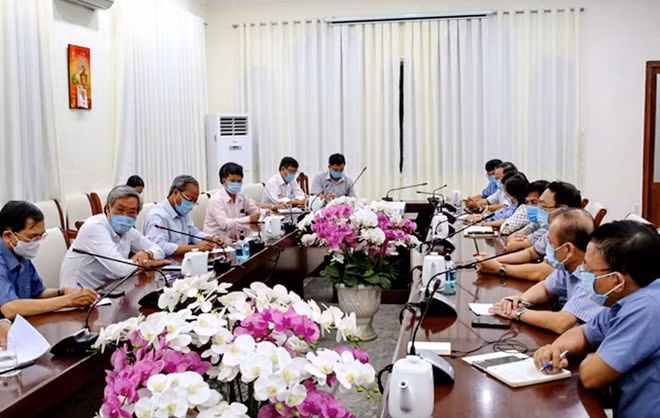 UBND tỉnh Ninh Thuận tổ chức cuộc họp khẩn ngay trong đêm 16-3 sau khi Viện Pasteur Nha Trang công bố kết quả xét nghiệm mẫu bệnh phẩm ông B.T.T dương tính với virus SARS-CoV-2. Ảnh : CTV