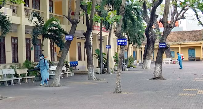 Phun thuốc khử khuẩn trong trường học ở Phú Yên. Ảnh : Xuân Triệu