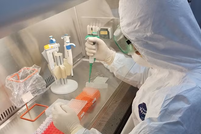 Xét nghiệm virus SARS- CoV-2 tại Viện Pasteur Nha Trang. Ảnh : Thảo Ly