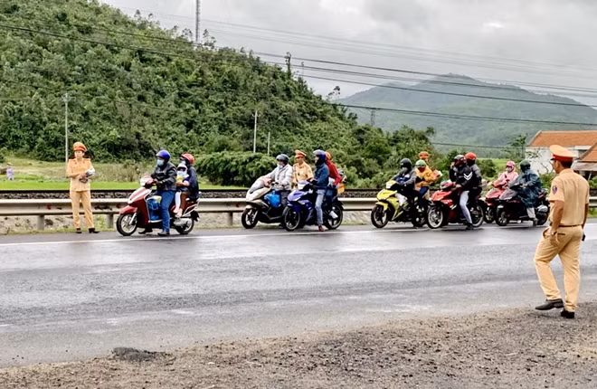 Những người đi xe máy trong hành trình dài trên quốc lộ 1A qua địa phận phía Nam Phú Yên được CSGT chào đón, trao tặng quần áo đi mưa, nước suối và khăn lạnh.