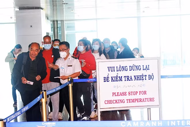 Hành khách đi và đến sân bay quốc tế Cam Ranh đều được giám sát, kiểm tra thân nhiệt. Ảnh : Thảo Ly