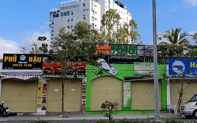 Nhiều cửa hiệu trước đây thu hút đông đảo du khách Trung Quốc ở phố biển Nha Trang giờ đây đã vắng bóng người, một số cơ sở phải tạm đóng cửa. Ảnh : Hữu Toàn