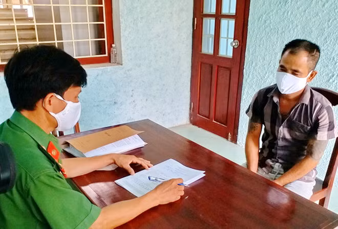 Đối tượng Nguyễn Văn Thiện tại cơ quan Công an huyện Vân Canh. Ảnh: Tấn Tài