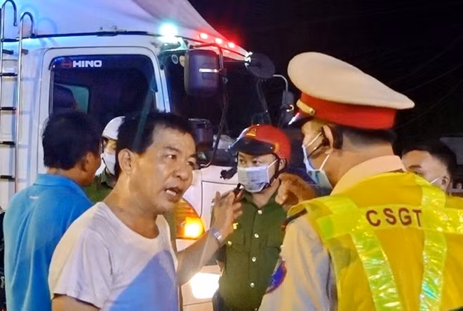Tài xế Nguyễn Vọng Tìm tranh cãi "cù nhầy" khi không mang khẩu trang nhưng kết cục đã phải thừa nhận hành vi vi phạm. Ảnh : Quang Đạt (GTVT)