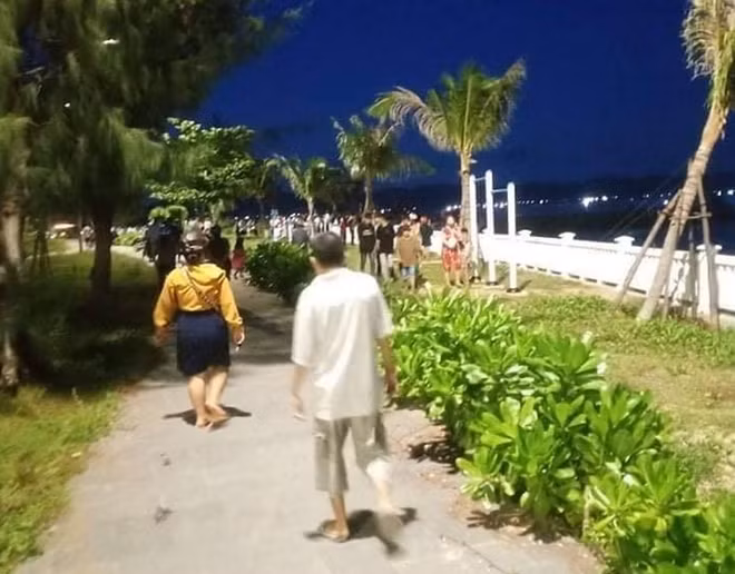 Người dân đến hiện trường vụ việc để tìm kiếm nạn nhan trong đêm. Ảnh : CTV